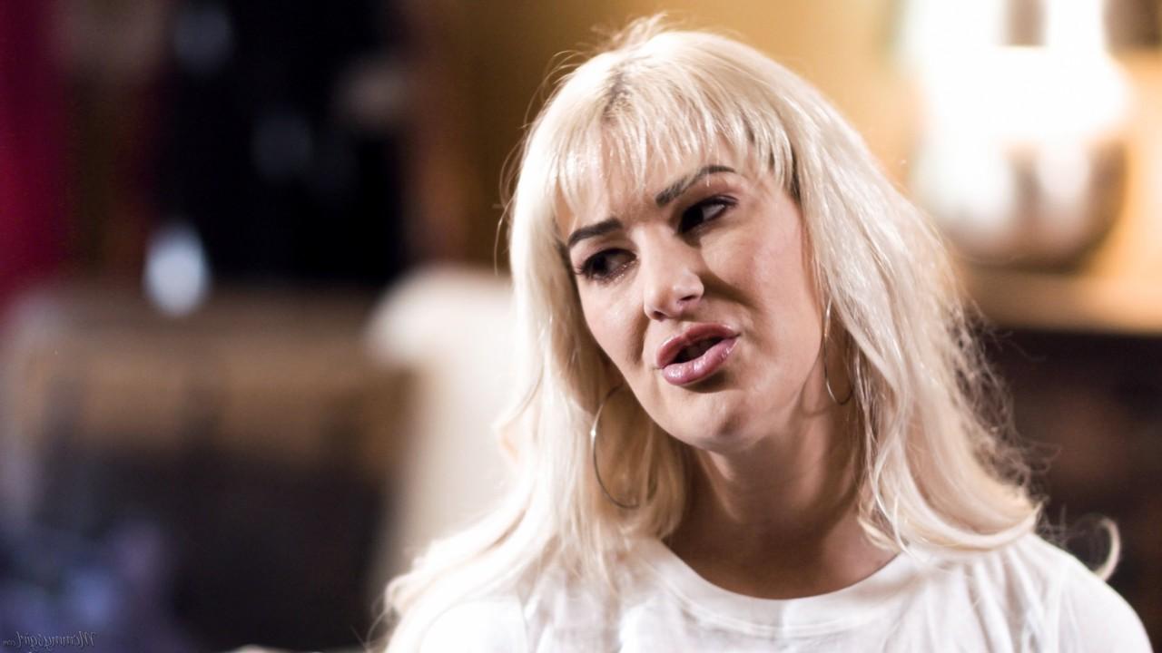 20P Naomi Foxxx, une ébène aux gros seins, se fait baiser par sa mère Madi Collins et sa fille Jordan Maxx.