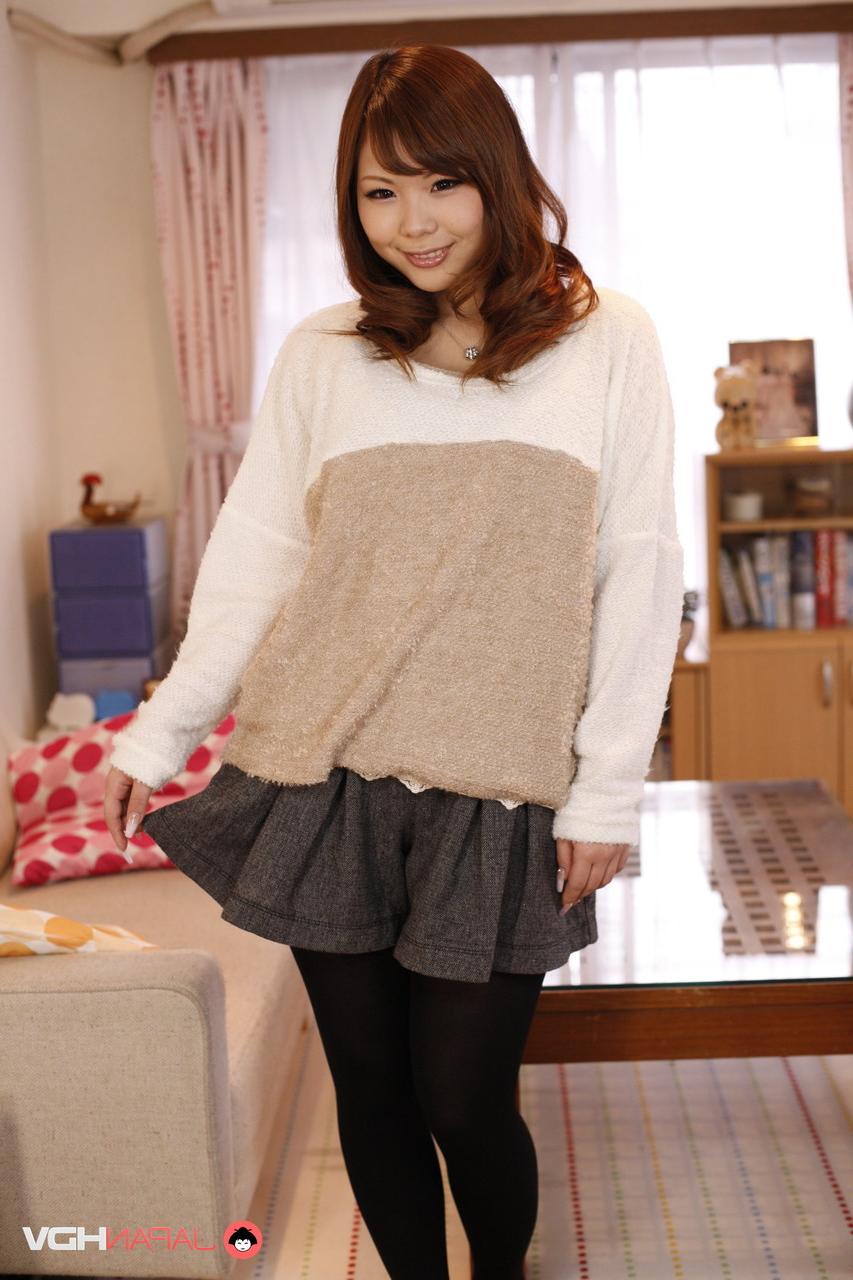 15P La jolie japonaise Kanon Hisaki se tient nue après s'être lentement déshabillée.