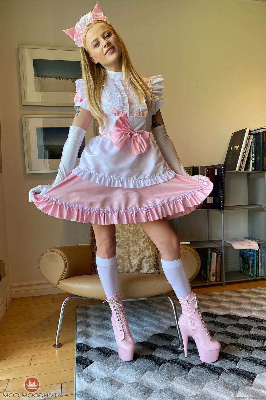 20P A empregada adolescente sexy Paris White posa em seu uniforme quente e mostra seus buracos