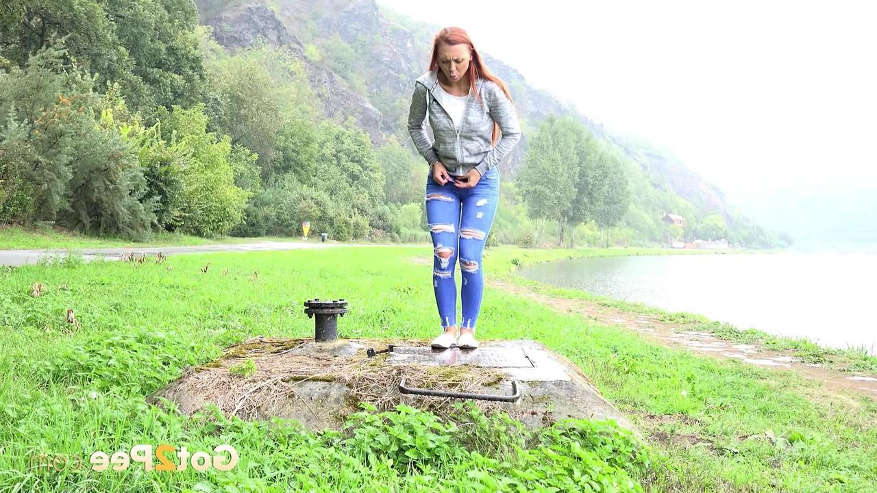15P A ruiva Morgan mija em uma pedra durante a ação à beira do lago