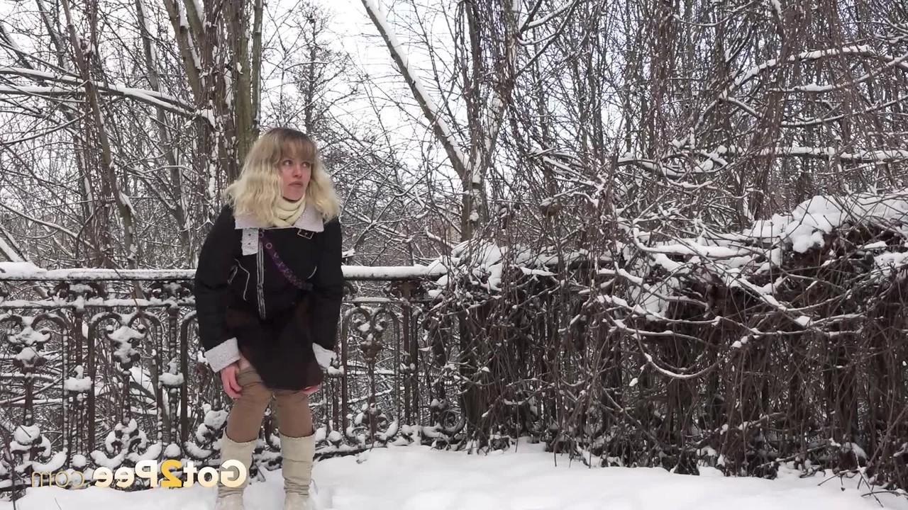 15P La rubia Jessy es pillada meando en un suelo nevado