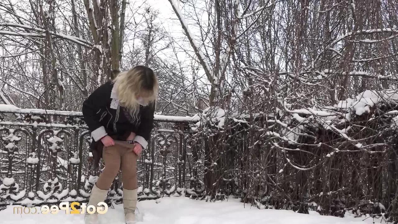 15P La rubia Jessy es pillada meando en un suelo nevado