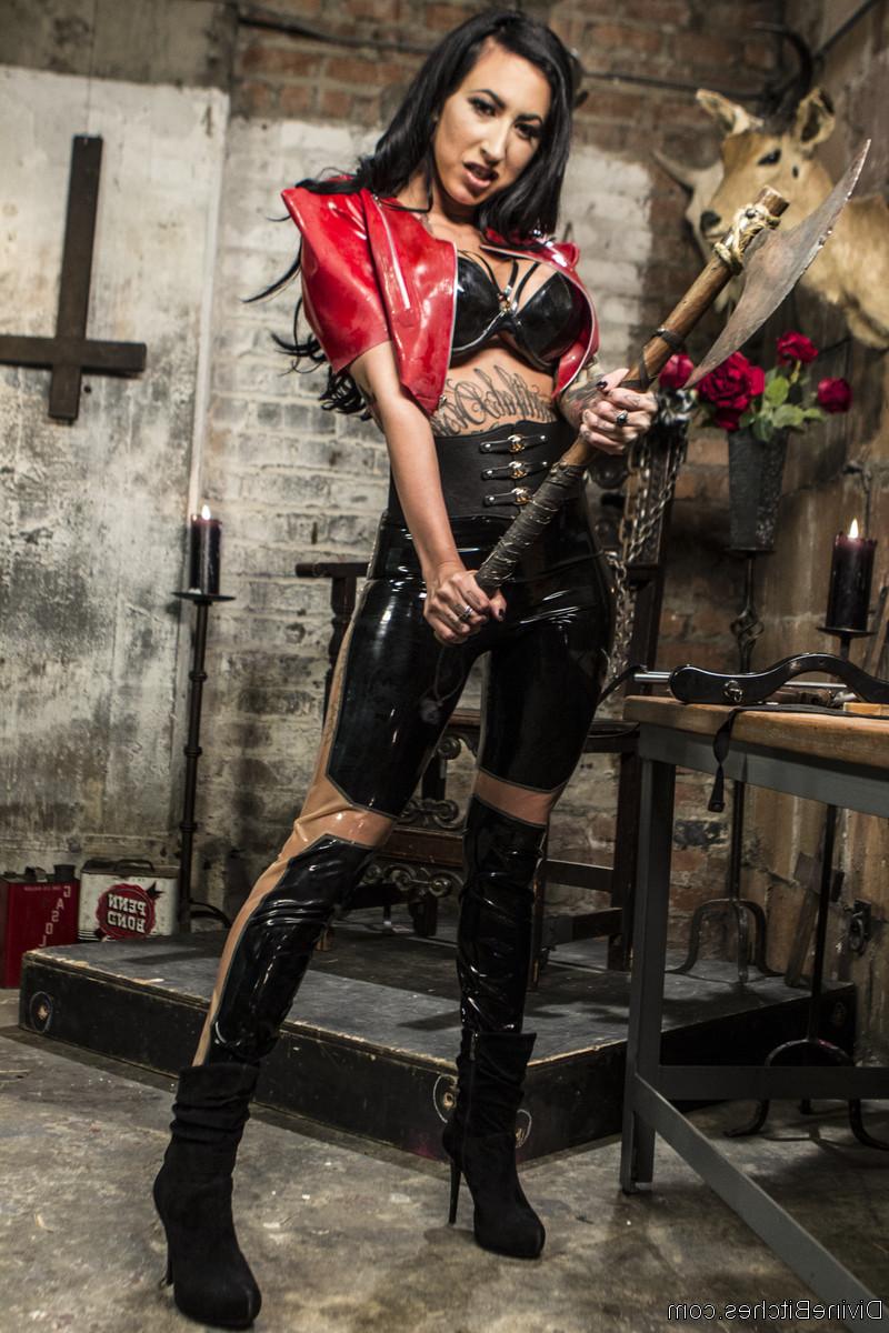 20P Der sexy schwarzhaarige Pornostar Lily Lane posiert in einem Latex-Outfit in einer BDSM-Umgebung