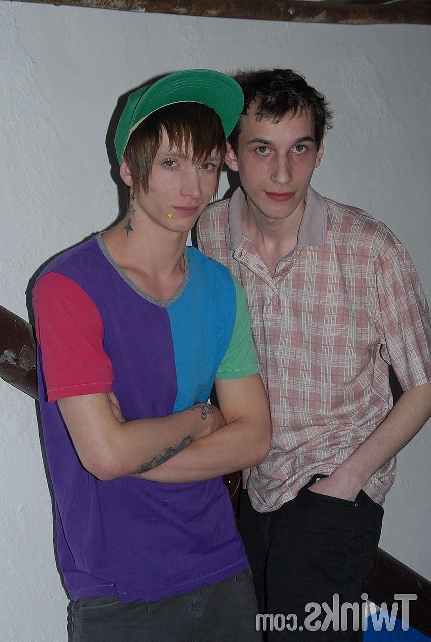 20P Punkhead gay tatuado tem seu pau chupado e sua bunda fodida por um twink