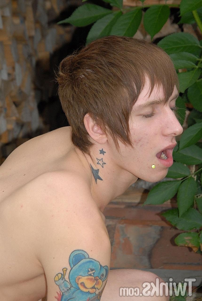 20P Punkhead gay tatuado tem seu pau chupado e sua bunda fodida por um twink