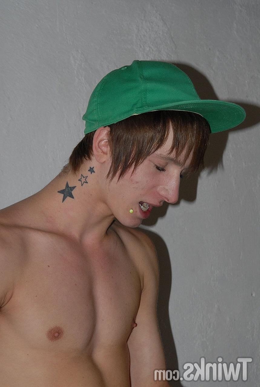 20P Punkhead gay tatuado tem seu pau chupado e sua bunda fodida por um twink