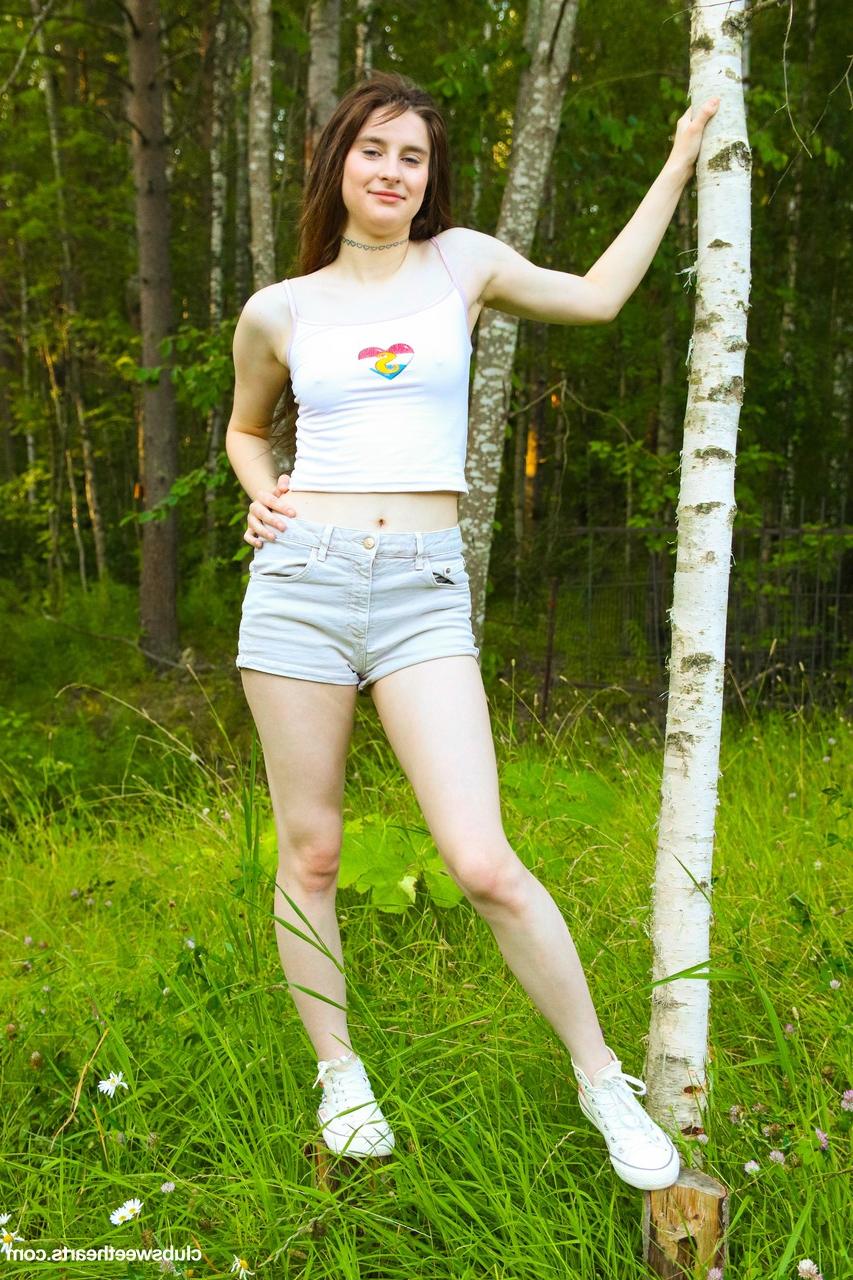 20P Die Teenie-Schönheit Jane White zieht sich aus, zeigt ihren großen Arsch und berührt ihren Muff in der Natur