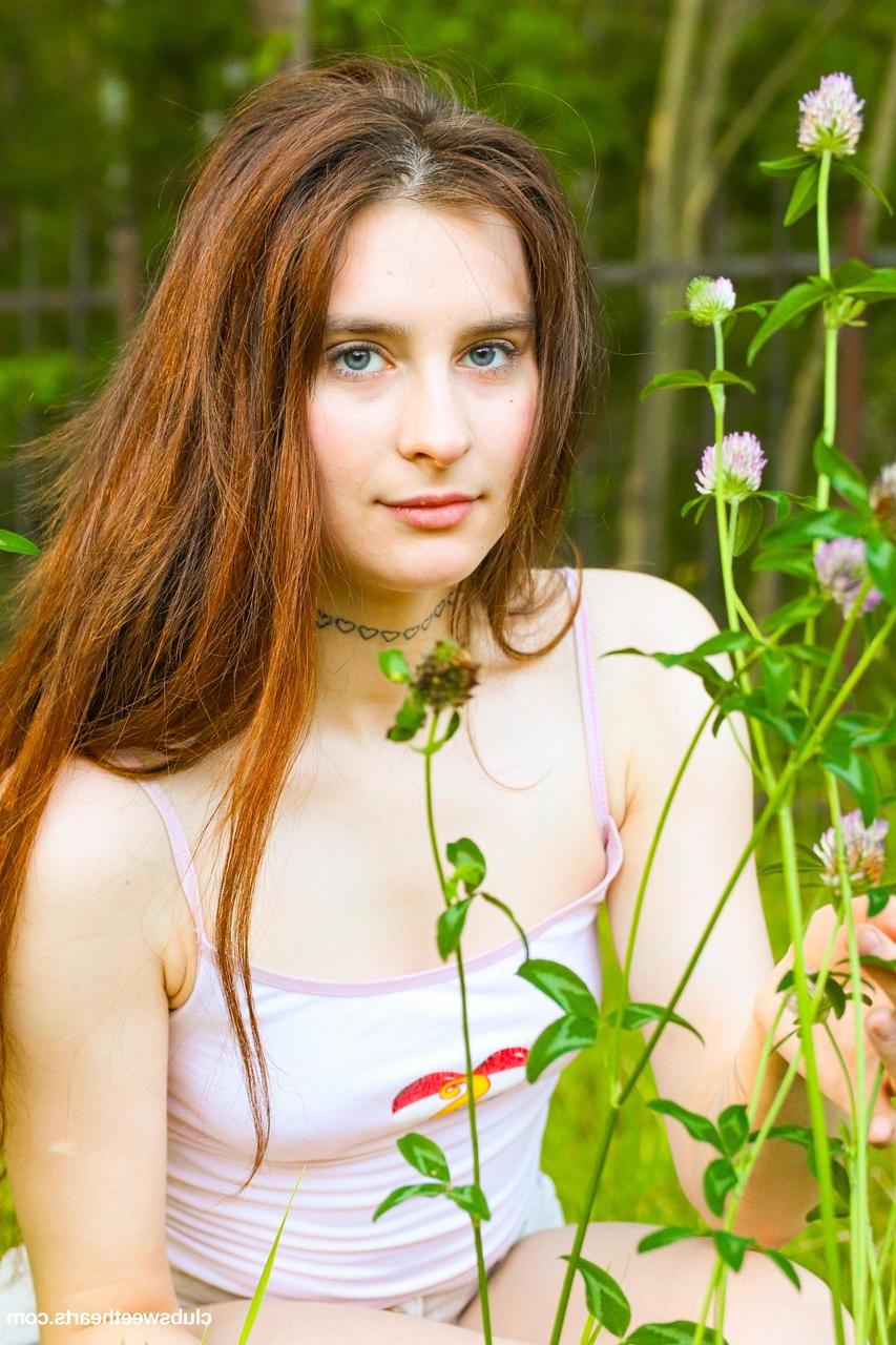 20P Die Teenie-Schönheit Jane White zieht sich aus, zeigt ihren großen Arsch und berührt ihren Muff in der Natur