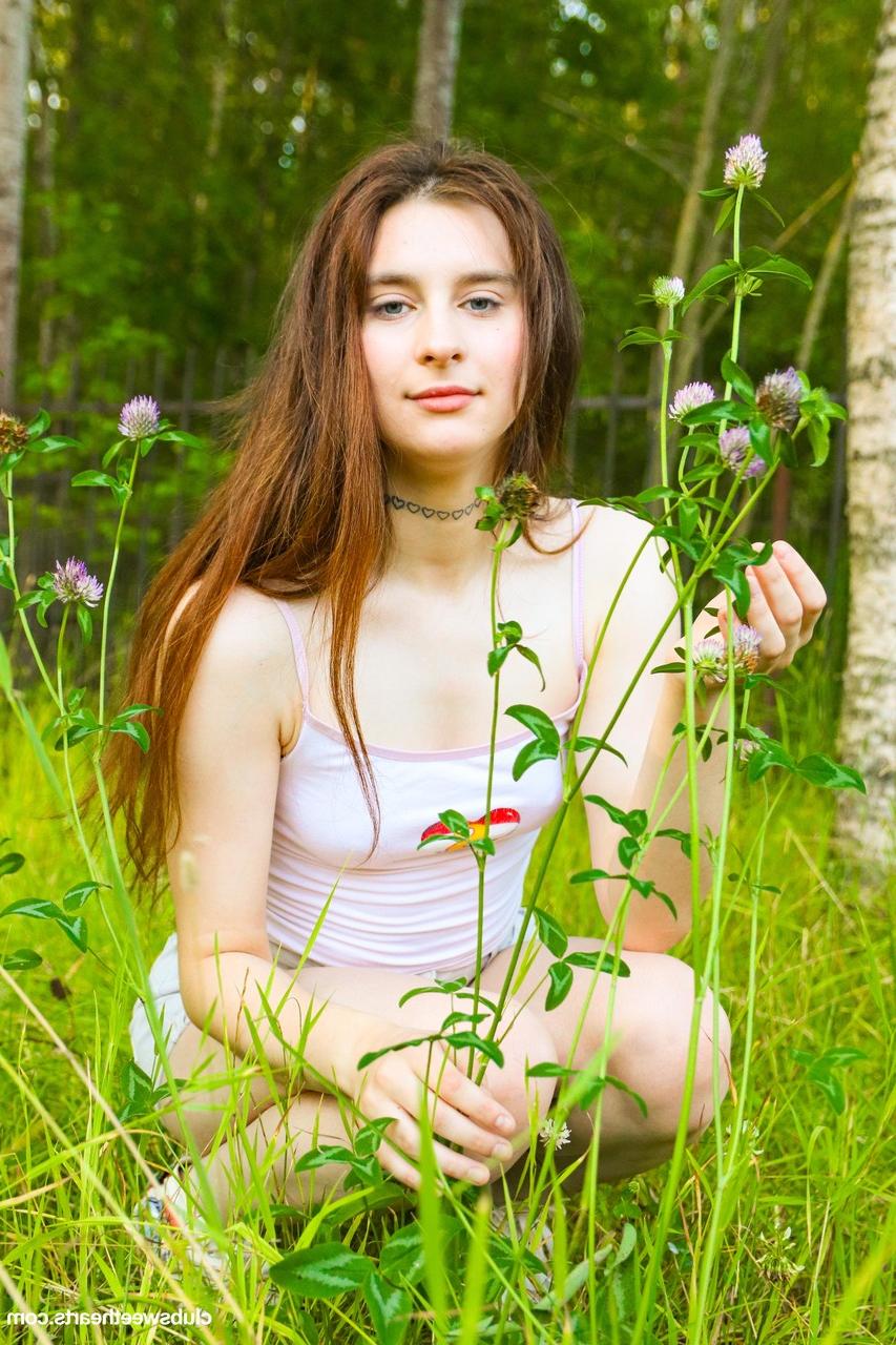 20P Die Teenie-Schönheit Jane White zieht sich aus, zeigt ihren großen Arsch und berührt ihren Muff in der Natur
