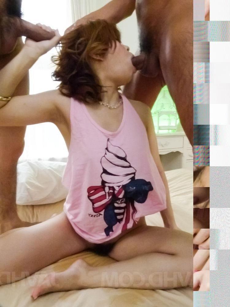 15P A ruiva japonesa Junna Hara faz sexo com dois meninos ao mesmo tempo
