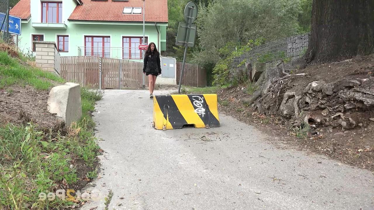 15P A morena sexy Ali Bordeaux mija atrás de uma barricada em uma estrada