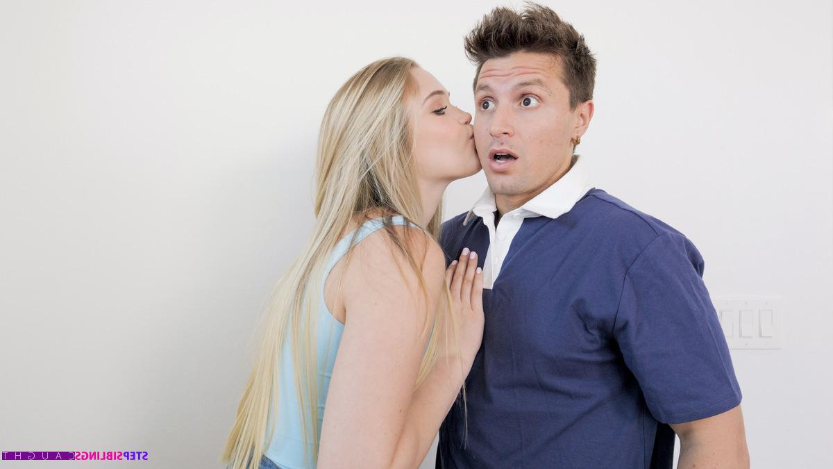 16P La joven rubia Chloe Rose se folla a su hermanastro después de ser pillada con su teléfono