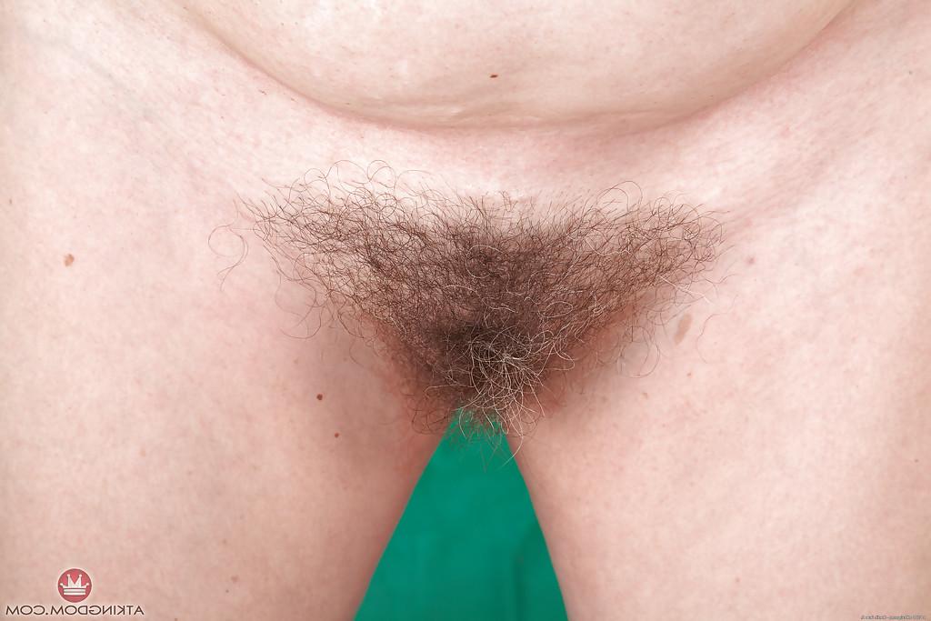 16P Senhora madura e robusta de óculos, Christina X puxa a calcinha de lado para mostrar arbusto