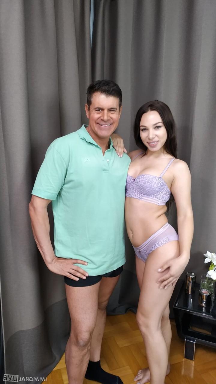 20P Das russische Babe Regina Sparks zieht ihren BH aus und zeigt ihrem Partner ihre großen Titten