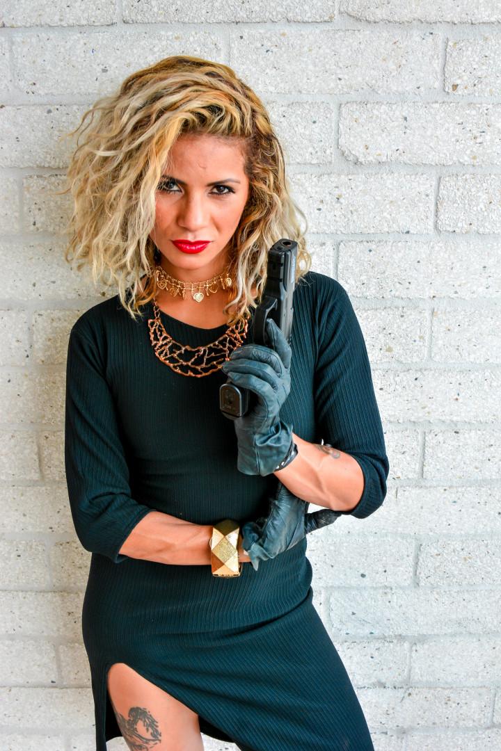 10P Latina quente e fumegante Laura Montenegro posa com sua arma e fode um gangster