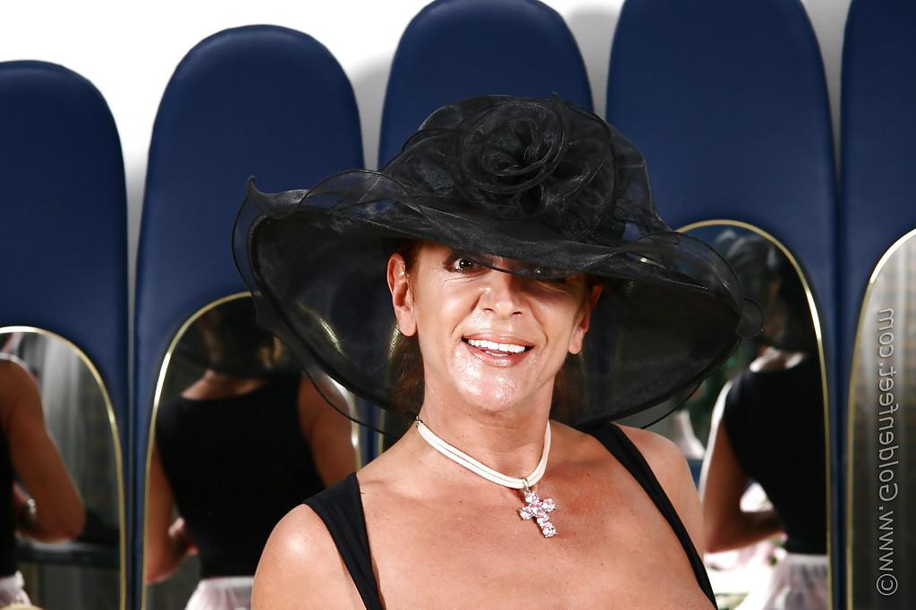 16P Lady Sarah, femme mûre et sexy, et sa chatte percée posent en collants.