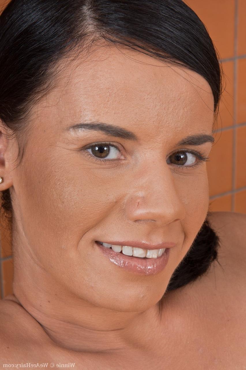 18P La Hongroise Winnie révèle ses courbes sexy et sa chatte poilue dans la cuisine.