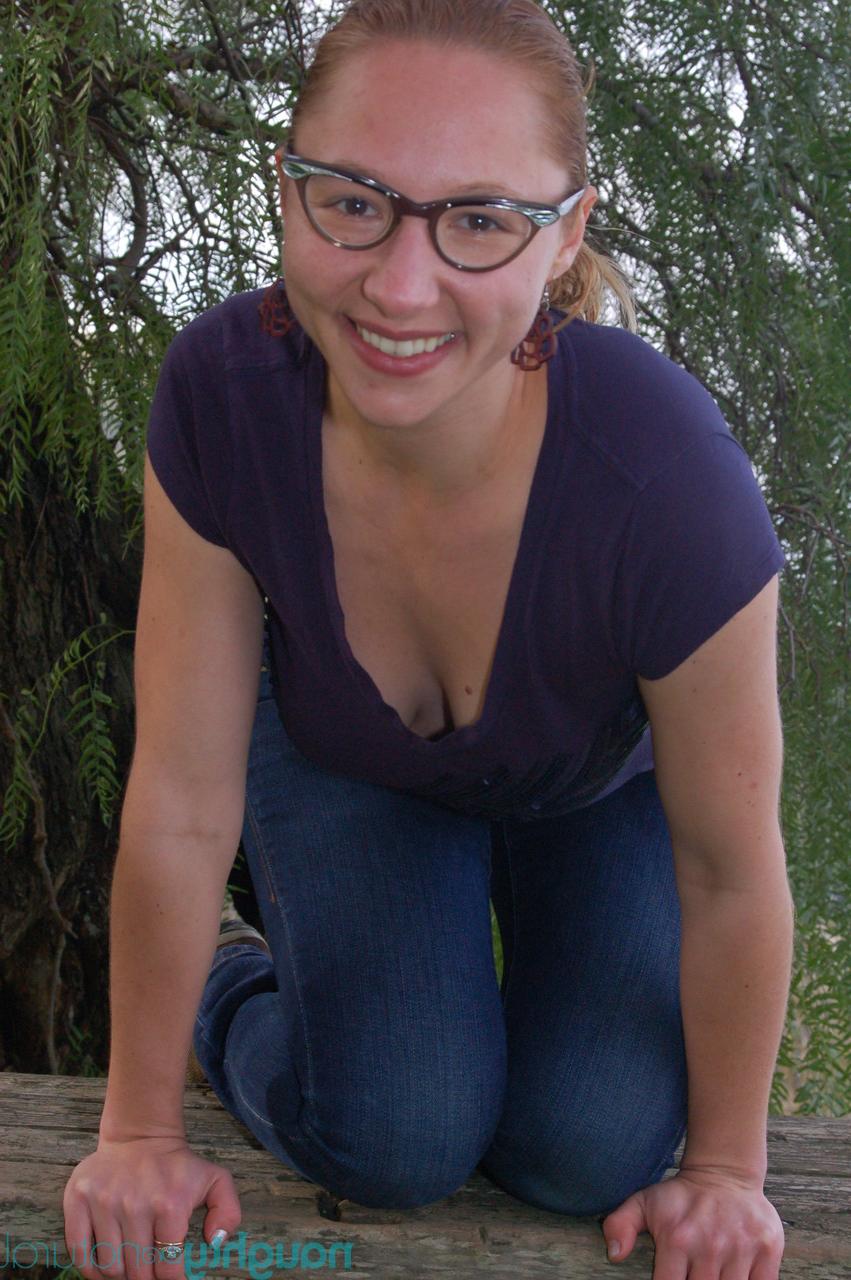 20P Die nerdige Amateurfrau Maggie Mayhem zeigt ihre großen Titten und ihre haarige Fotze in der Öffentlichkeit