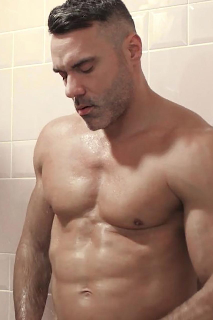 9P O gay musculoso Manuel Skye gosta de sexo anal estilo cachorrinho com Aiden Ward
