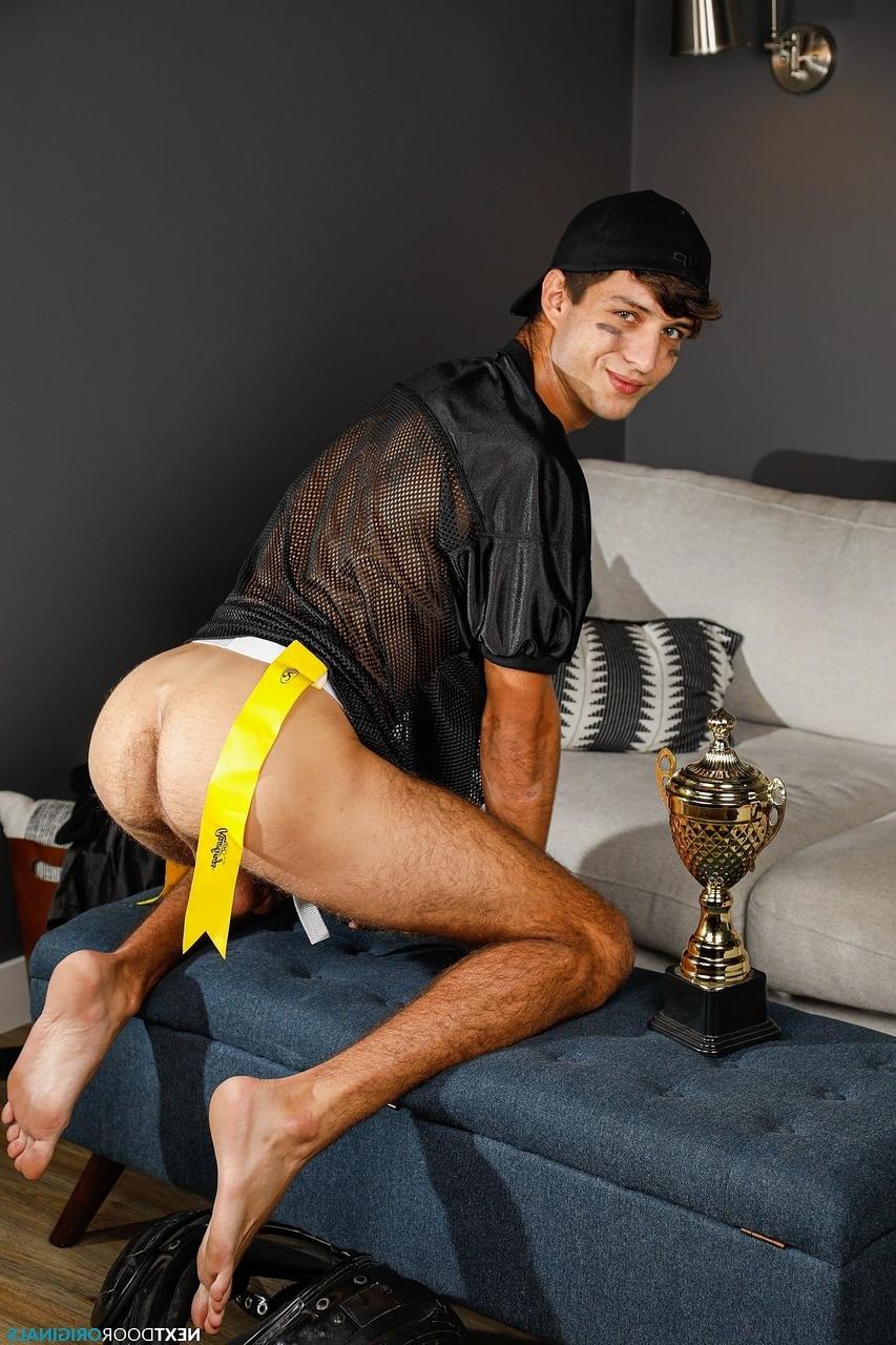 20P Bombasse gay bronzée se fait lécher et baiser le trou du cul par un beau quarterback