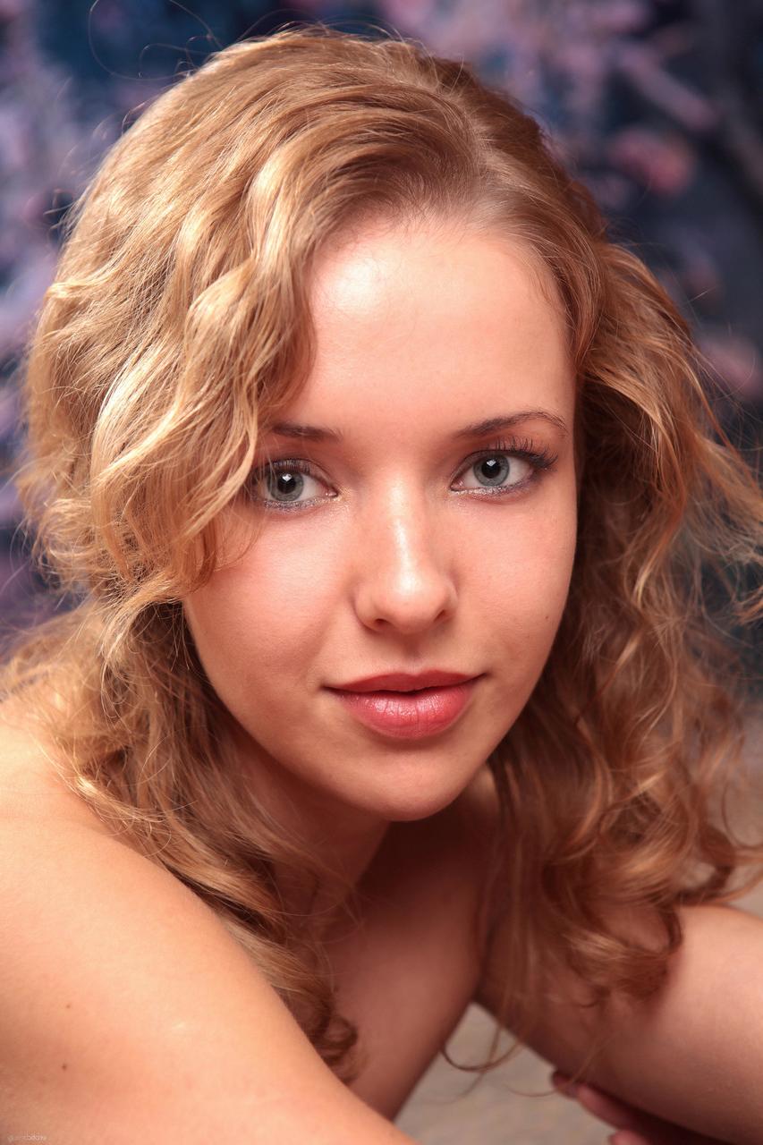 20P Die brünette Teenagerin Agneta A entblößt ihre kleinen Titten und posiert nackt in High Heels