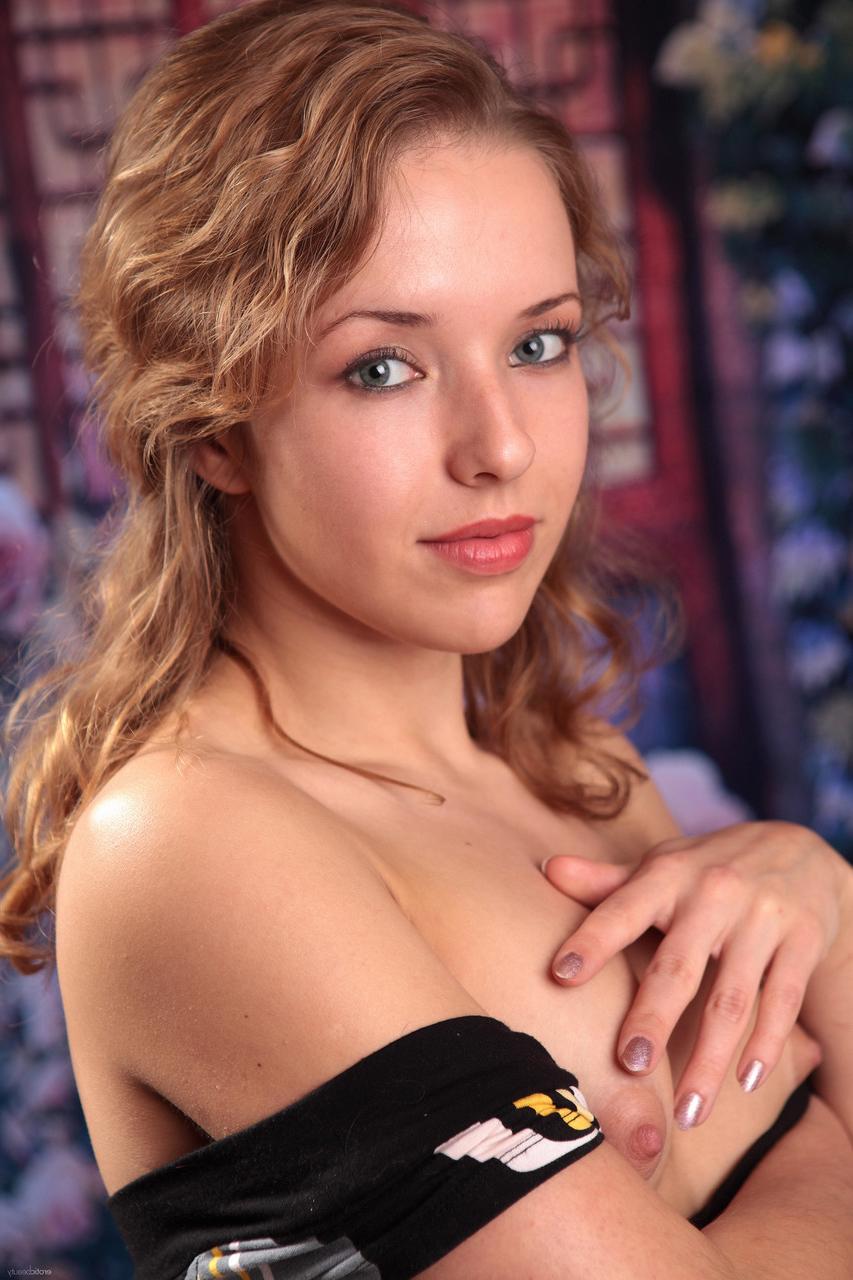 20P Die brünette Teenagerin Agneta A entblößt ihre kleinen Titten und posiert nackt in High Heels