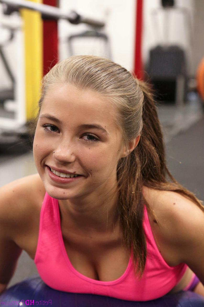 17P Carolina Sweets, jeune sportive et mignonne, se fait défoncer la chatte à la salle de sport.