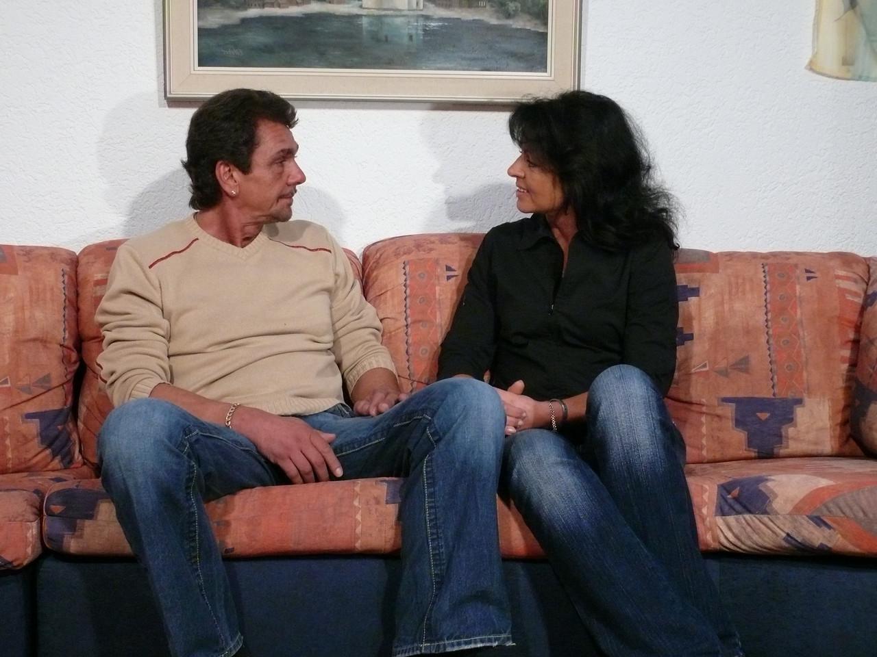 10P A esposa pecadora Heike H dá prazer oral ao amante e é desossada
