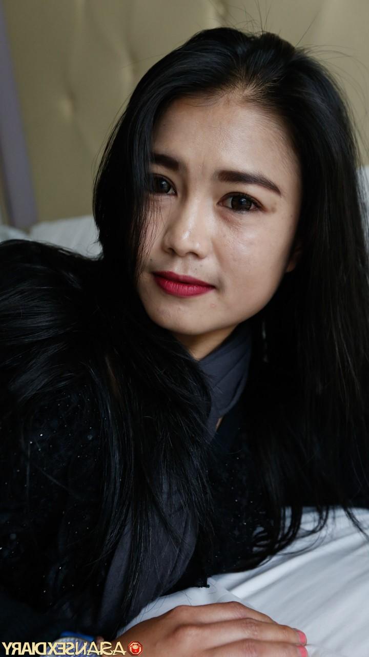 20P 巨尻のアジア人美女ユリがハメ撮り後背位セックスを楽しむ