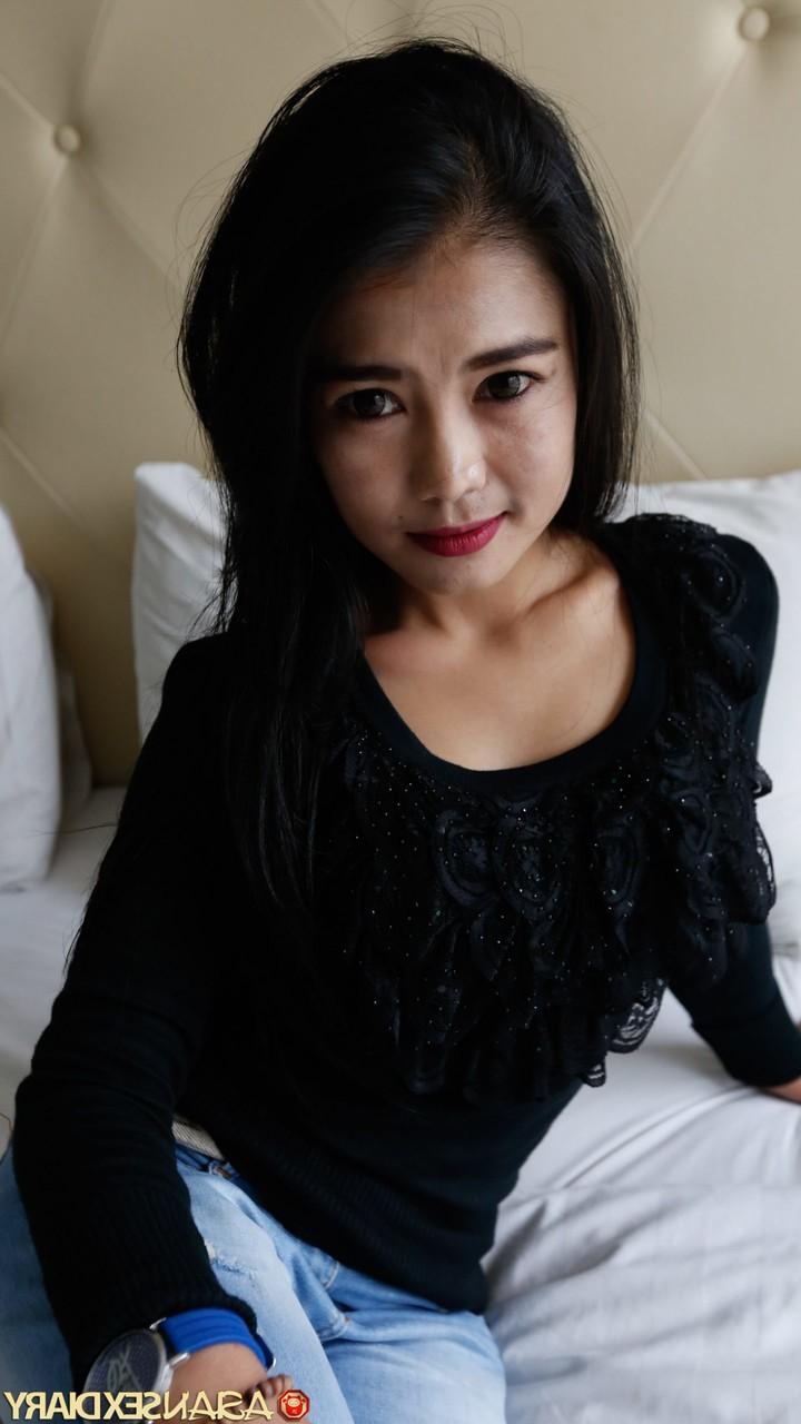 20P 巨尻のアジア人美女ユリがハメ撮り後背位セックスを楽しむ