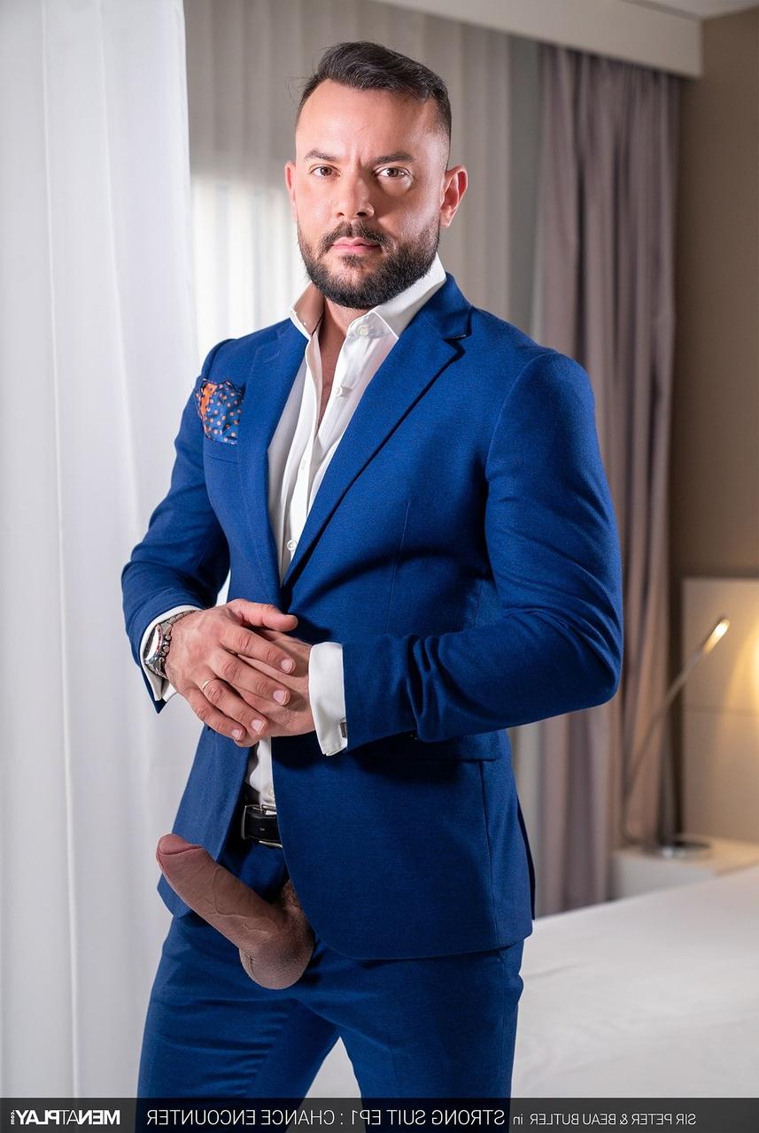 20P Les bodybuilders gays Beau Butler et Sir Peter se lancent dans une action sexuelle en levrette