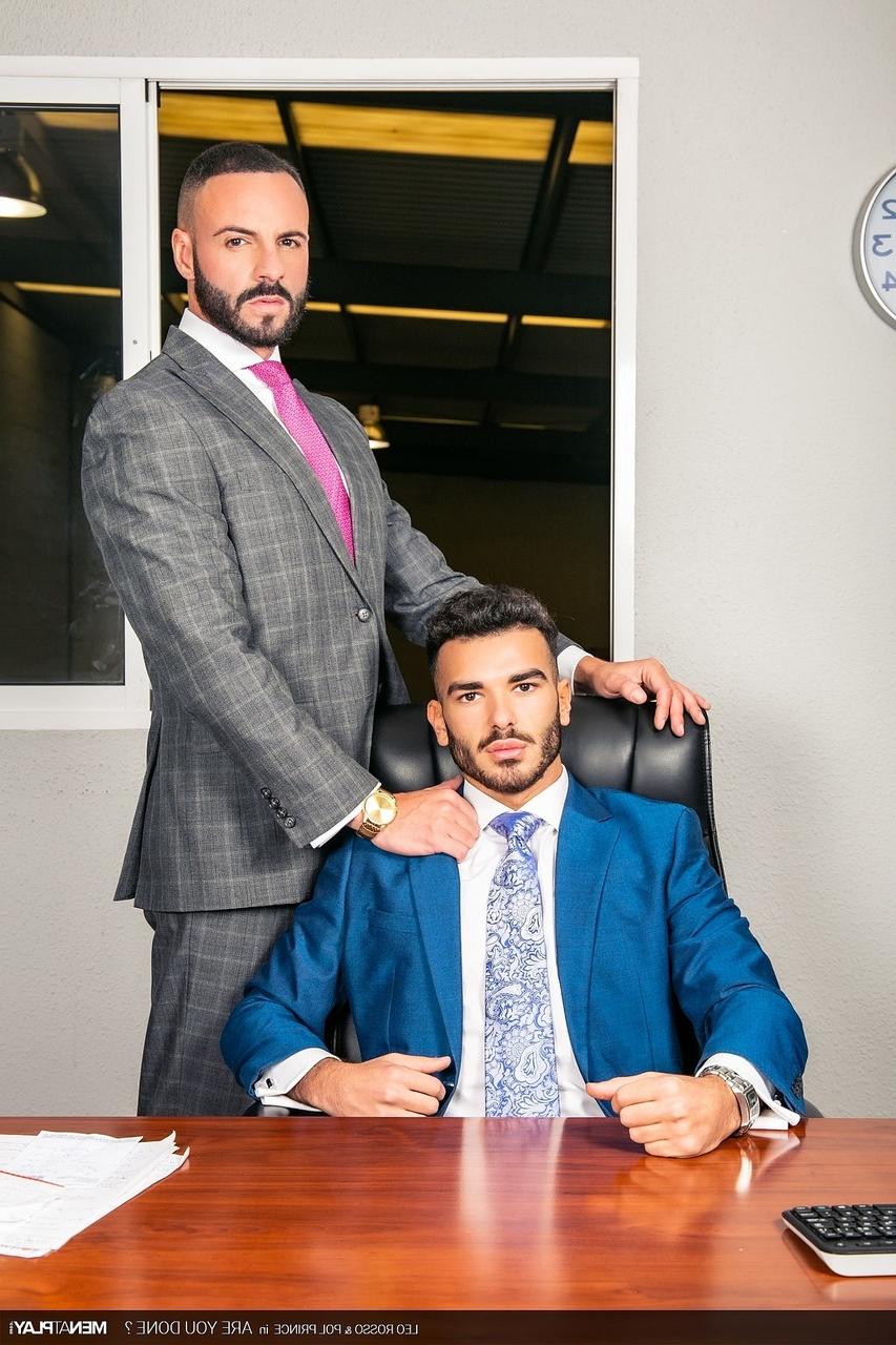 20P Les latinos gays SLeo Rosso et Pol Prince se baisent les gros culs au travail