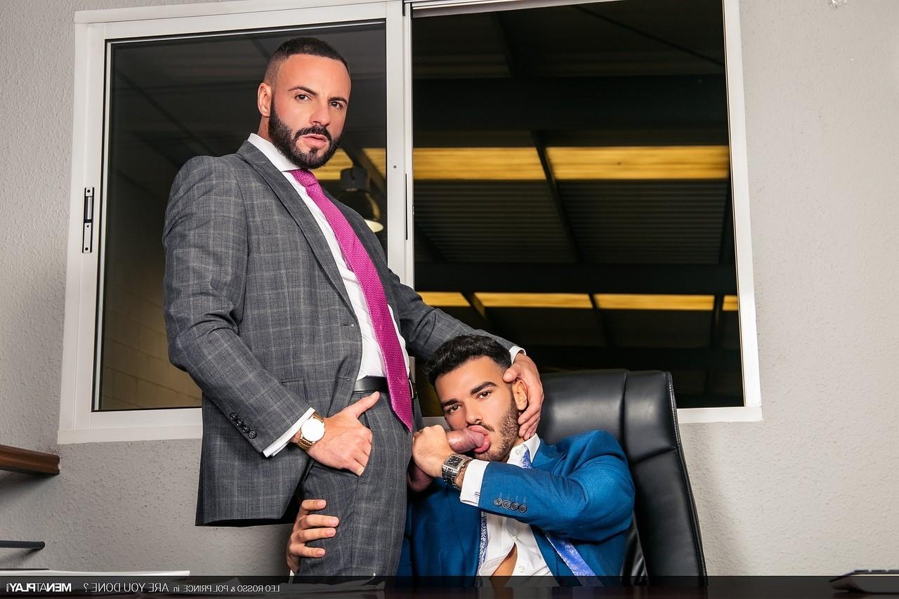 20P Les latinos gays SLeo Rosso et Pol Prince se baisent les gros culs au travail