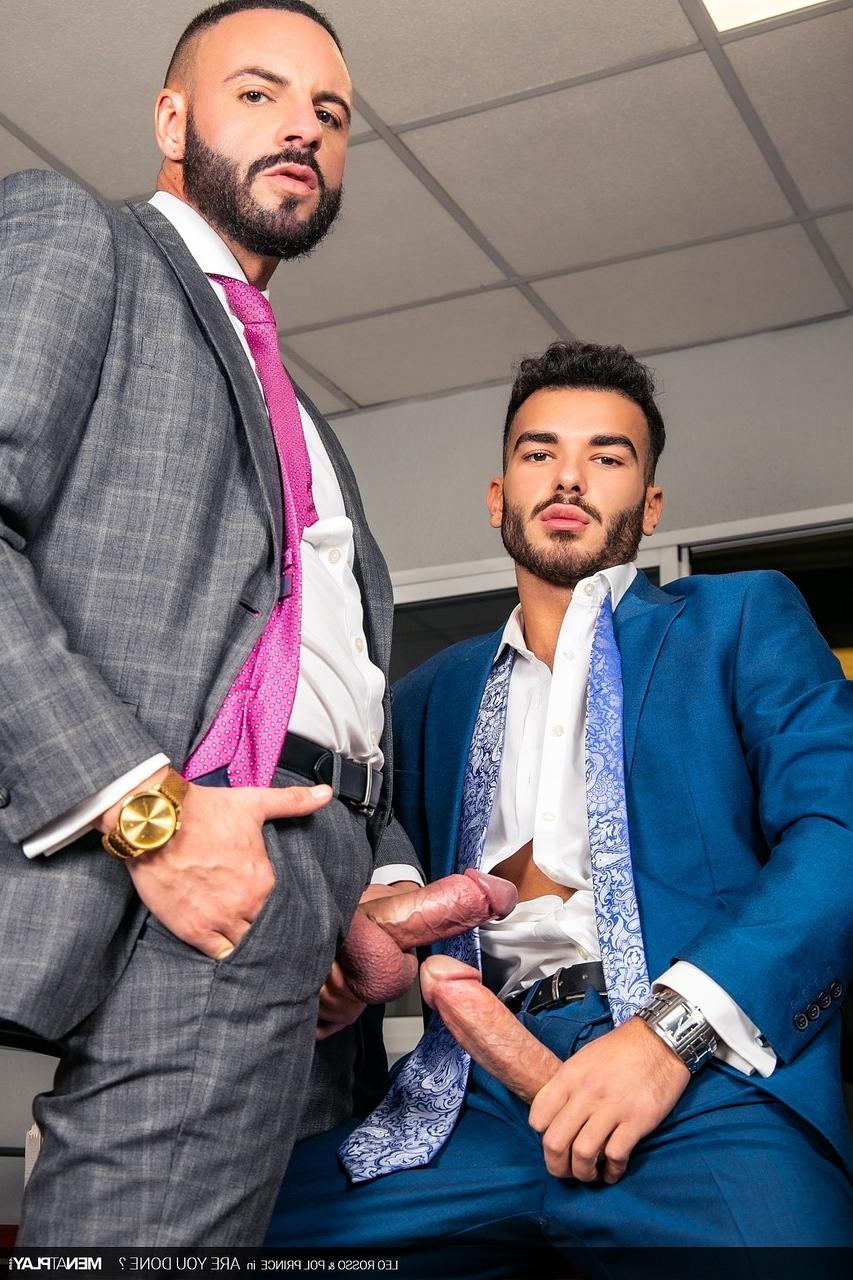 20P Les latinos gays SLeo Rosso et Pol Prince se baisent les gros culs au travail