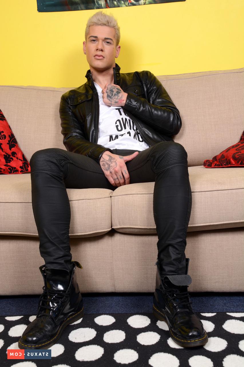 20P Die schwulen Jungs Mickey Taylor und Will Sims haben Hardcore-Analsex auf der Couch