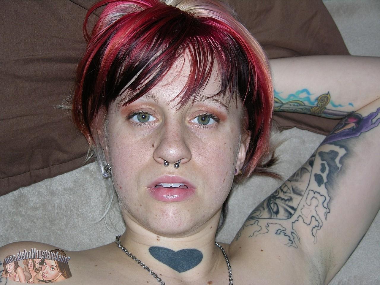17P Garota amadora com piercings e cabelos tingidos mostra sua buceta natural no sofá de dois lugares
