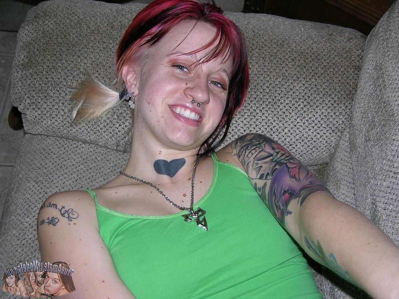 17P Garota amadora com piercings e cabelos tingidos mostra sua buceta natural no sofá de dois lugares