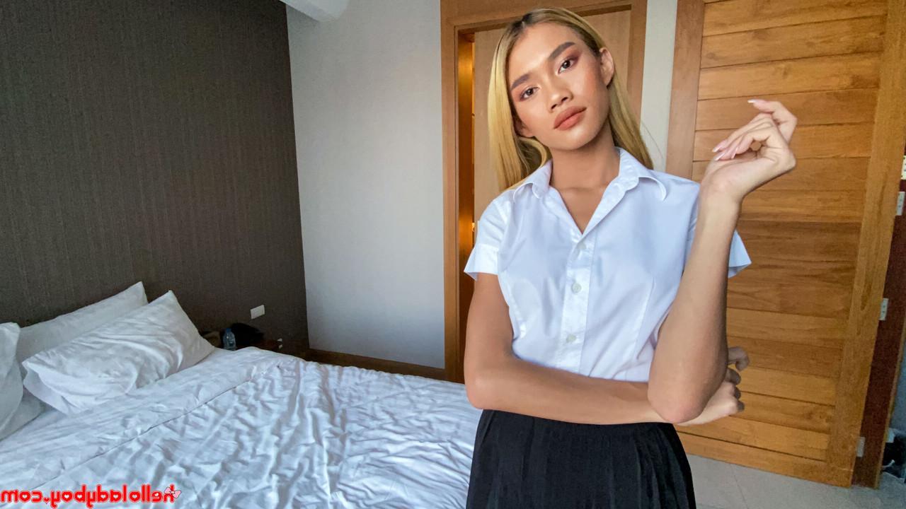 20P Travesti asiática gostosa brinca com uma roupa sexy e dá um boquete POV