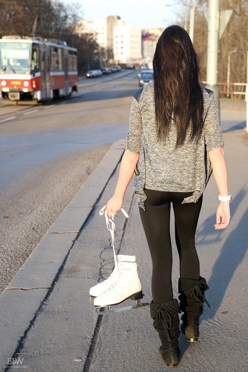 15P La patinadora sobre hielo Andys juega con su coño adolescente con un consolador de vidrio en la pista