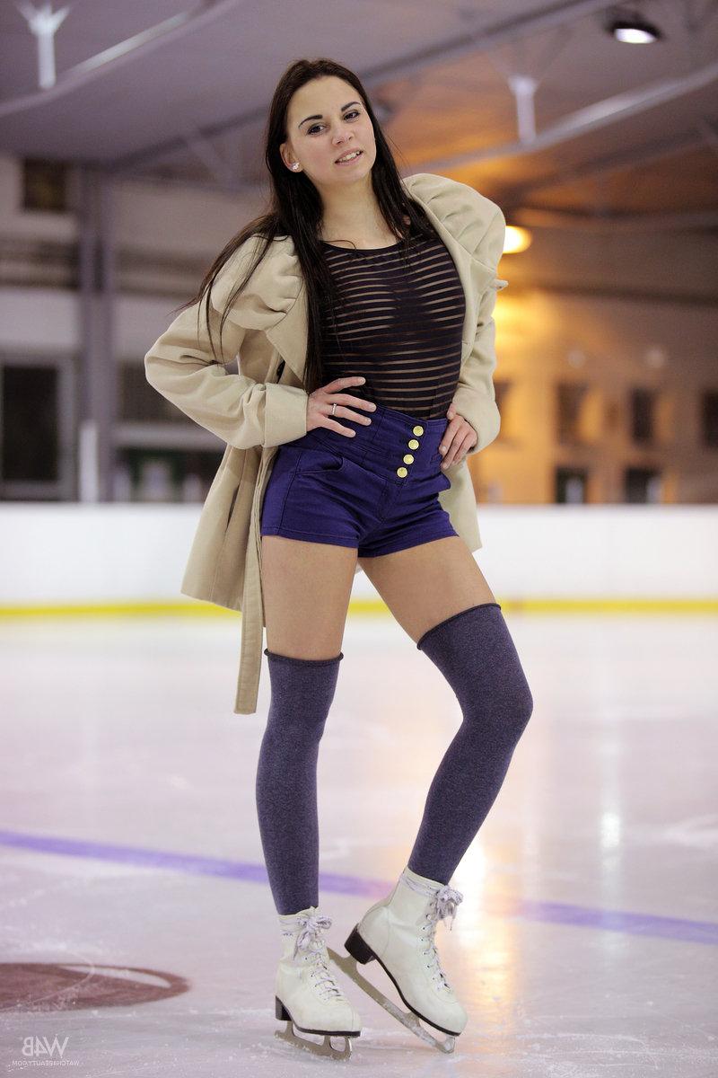 15P La patinadora sobre hielo Andys juega con su coño adolescente con un consolador de vidrio en la pista