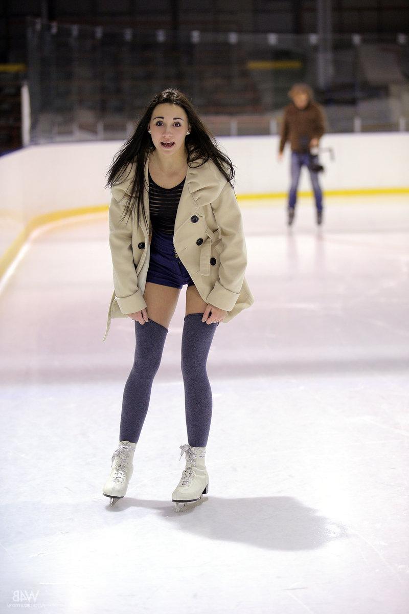 15P La patinadora sobre hielo Andys juega con su coño adolescente con un consolador de vidrio en la pista