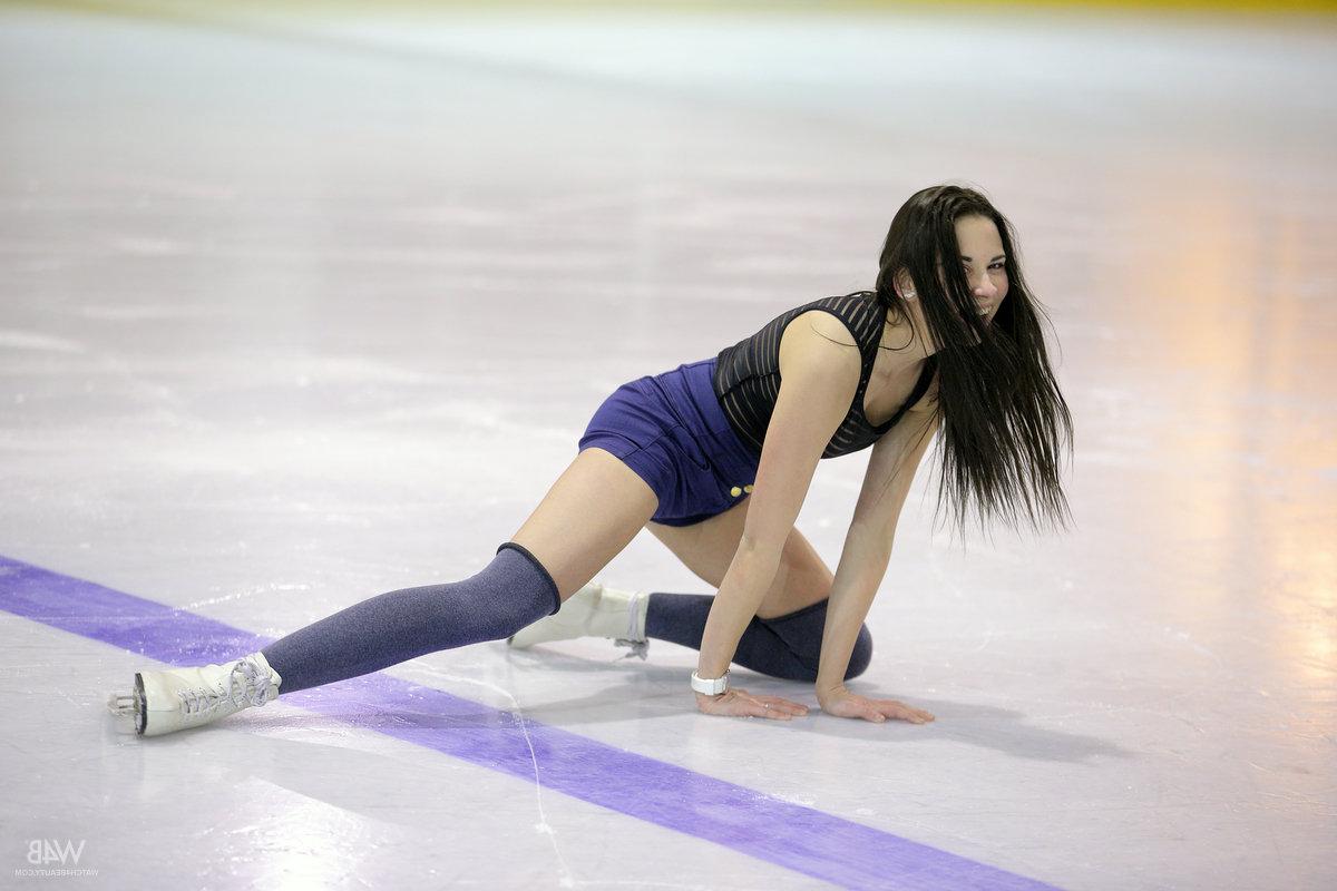 15P La patinadora sobre hielo Andys juega con su coño adolescente con un consolador de vidrio en la pista