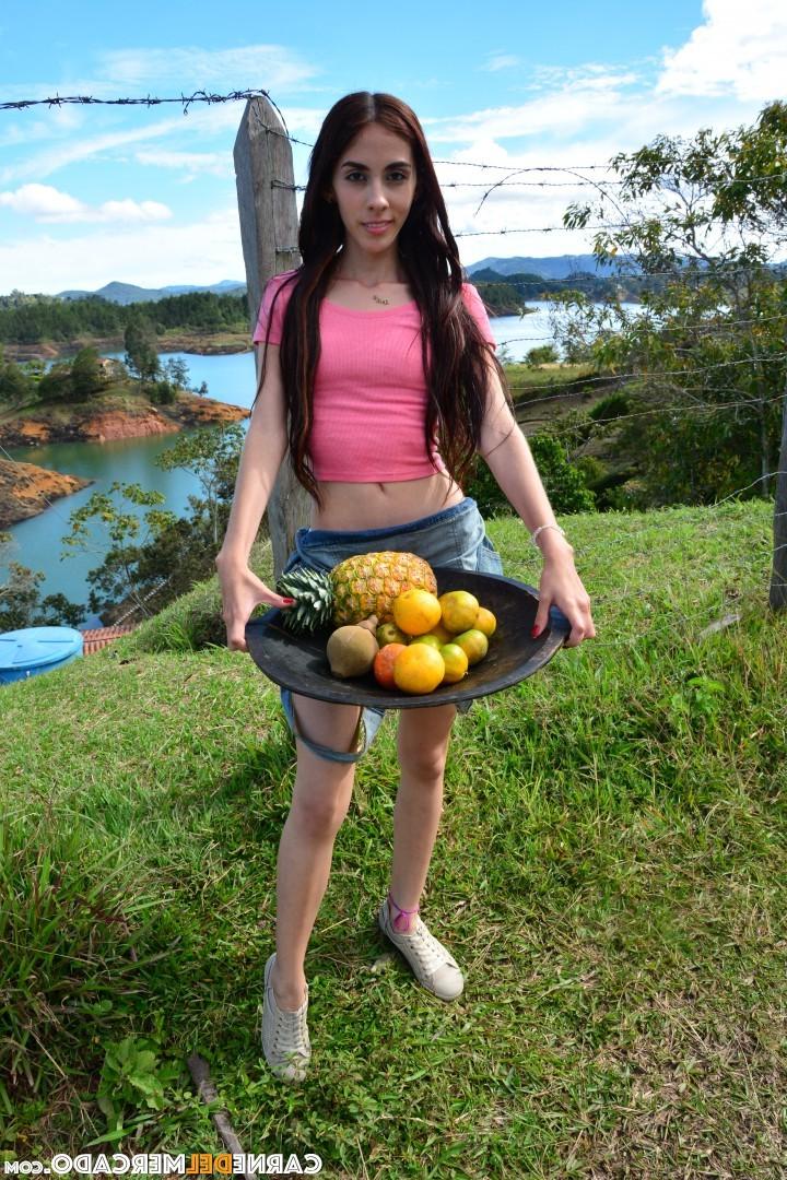 20P Die brünette Latina-Teenagerin Luisa Castillo lutscht vor dem Ficken einen schwarzen Schwanz