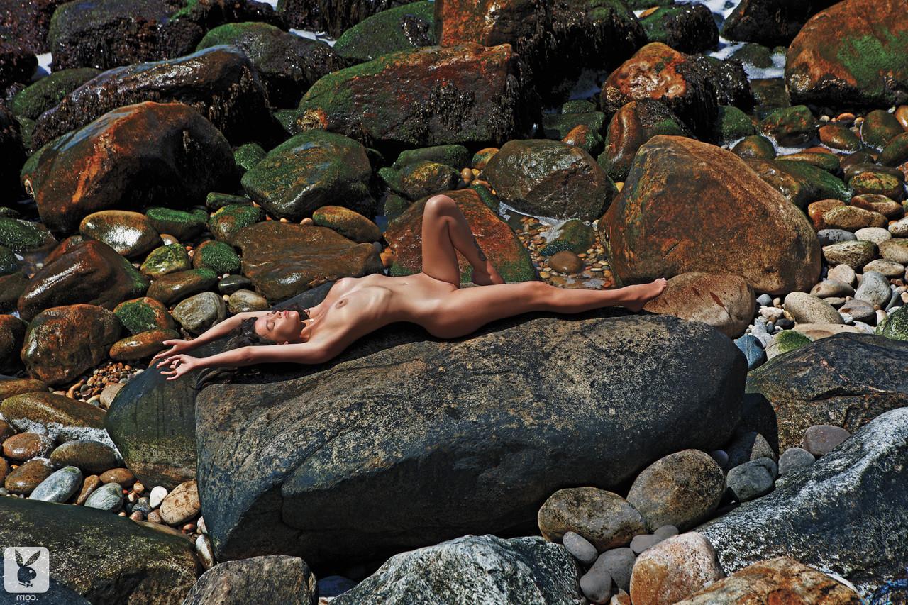 16P Das hübsche Amateur-Babe Paz De La Huerta posiert nackt am wunderschönen Strand