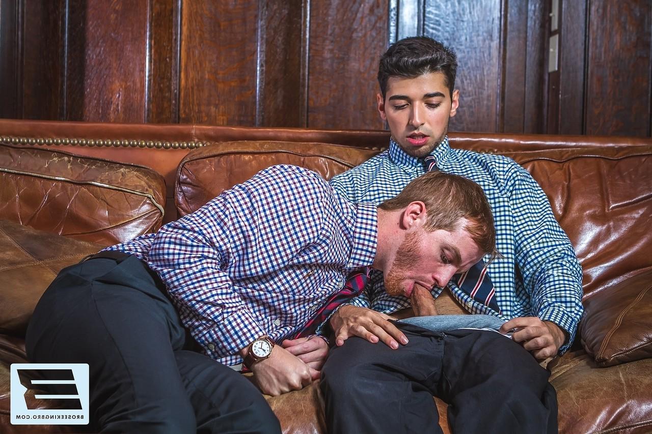 20P O urso gay Colby ensina os jovens Brett Dylan e Drew Hill a foder em um 3some