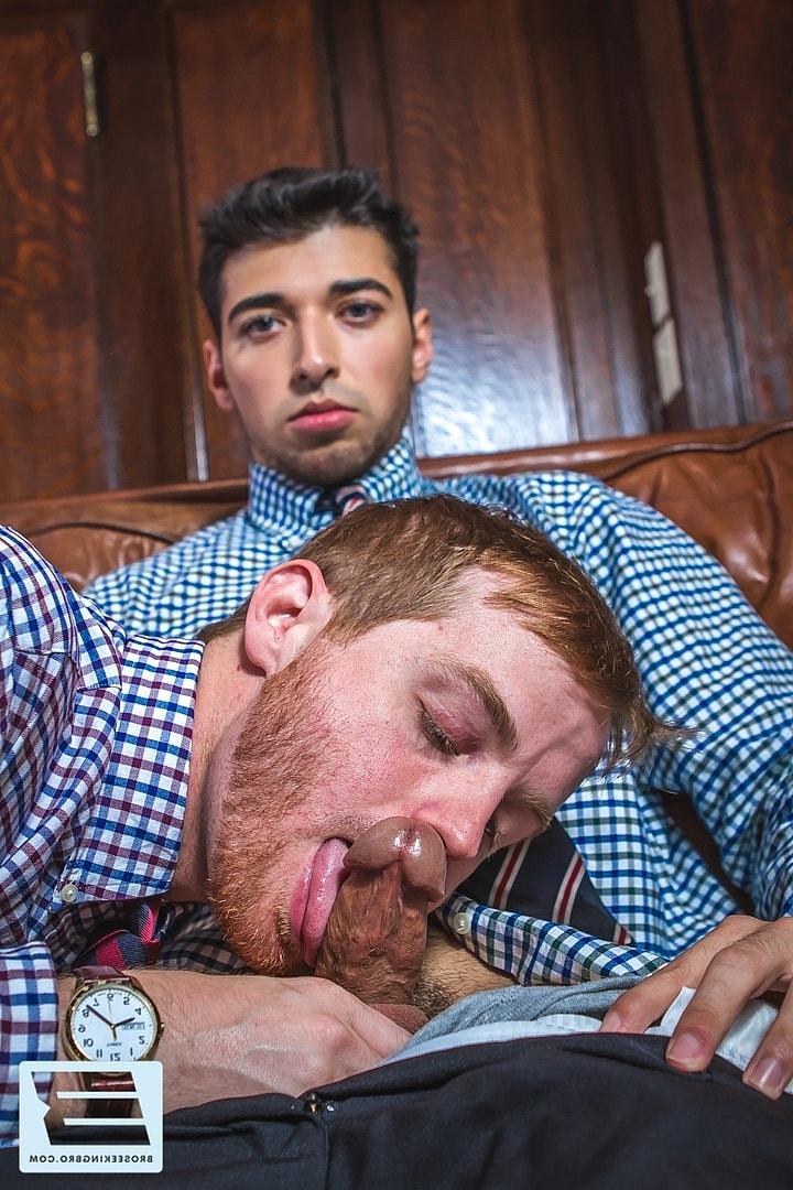 20P O urso gay Colby ensina os jovens Brett Dylan e Drew Hill a foder em um 3some