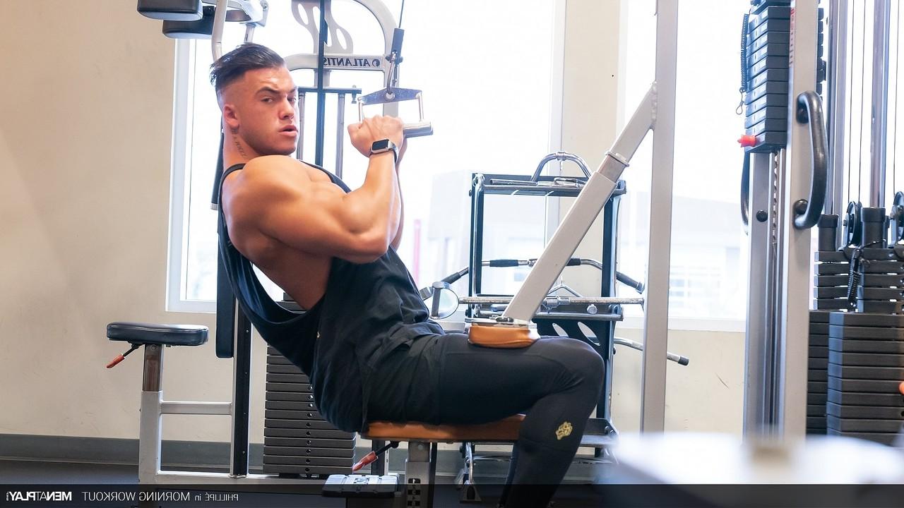 19P Phillipé Massa, gay musclé, pose dans la salle de sport et pose nu à la maison