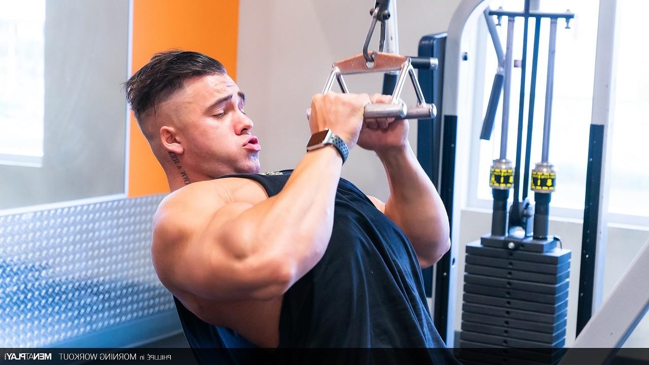 19P Phillipé Massa, gay musclé, pose dans la salle de sport et pose nu à la maison