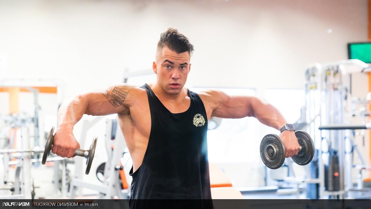 19P Phillipé Massa, gay musclé, pose dans la salle de sport et pose nu à la maison