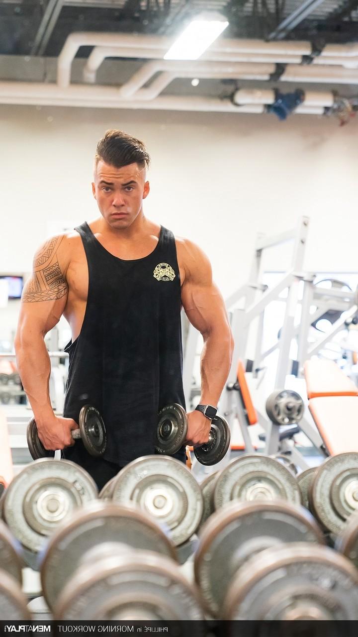 19P Phillipé Massa, gay musclé, pose dans la salle de sport et pose nu à la maison